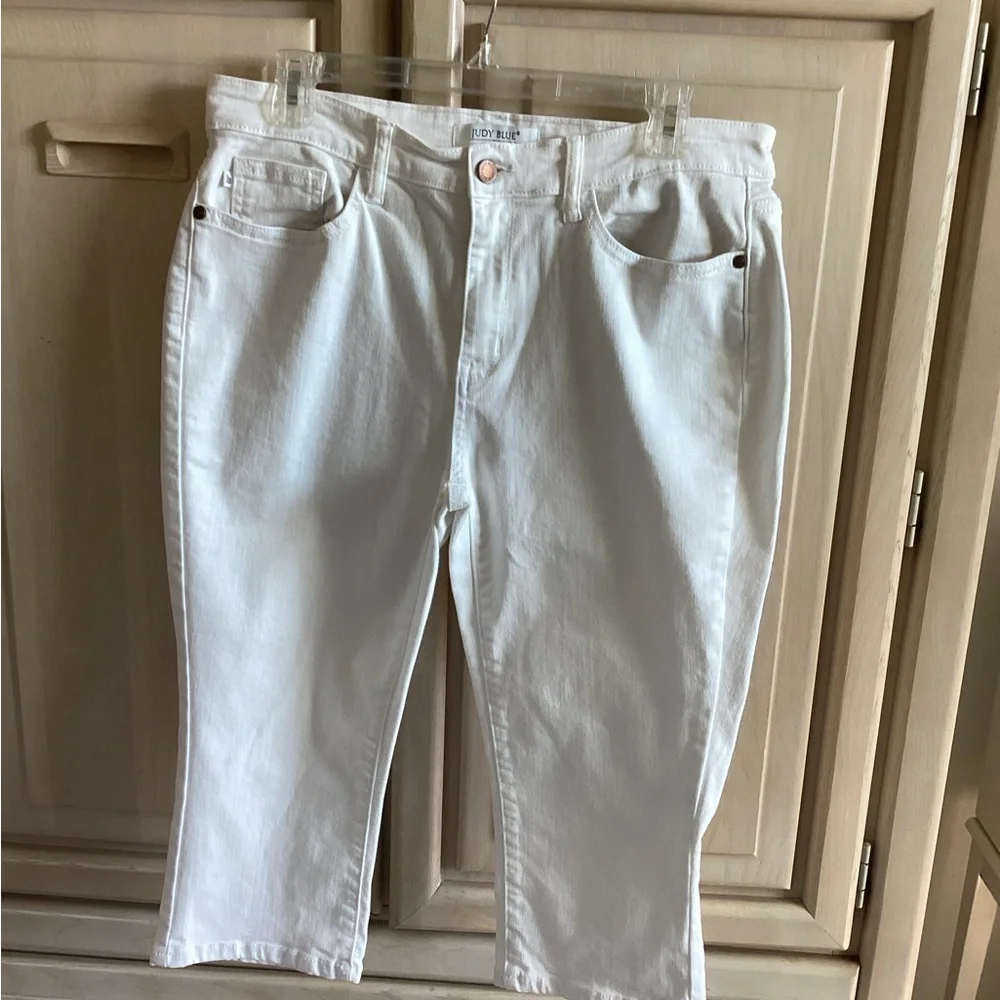 Judy Blue capris - Picture 2 of 12